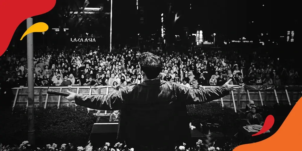 adikara di depan penonton